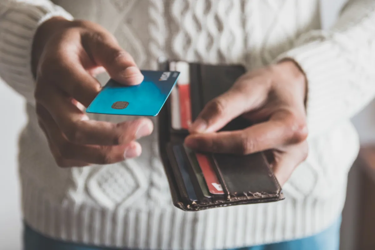 paying-by-card_t20_a7g8gv.jpg